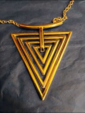 80s Gold Geometric Triangle Pendant Necklace